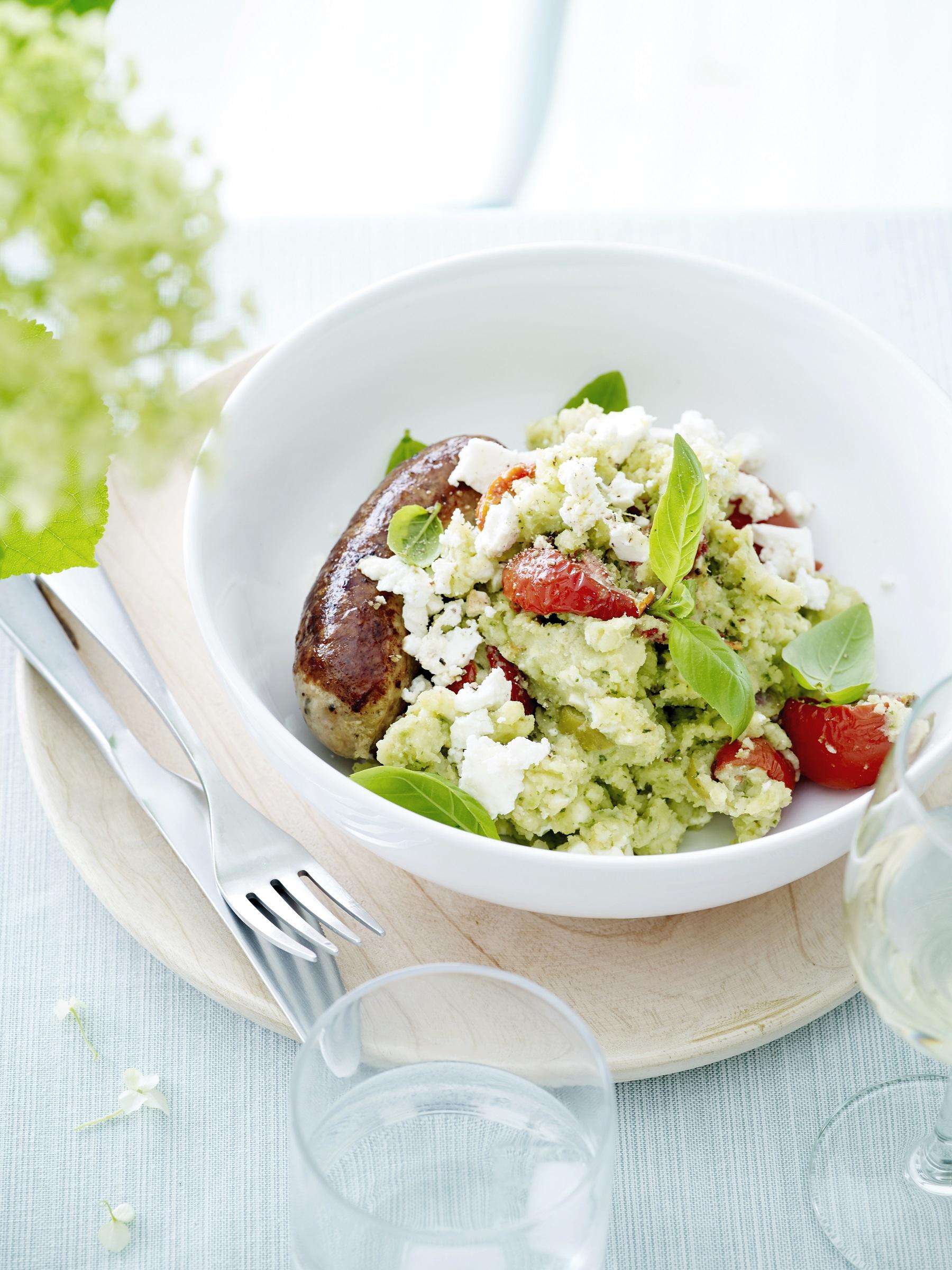 Stoemp met feta, zongedroogde tomaten, olijven en worst